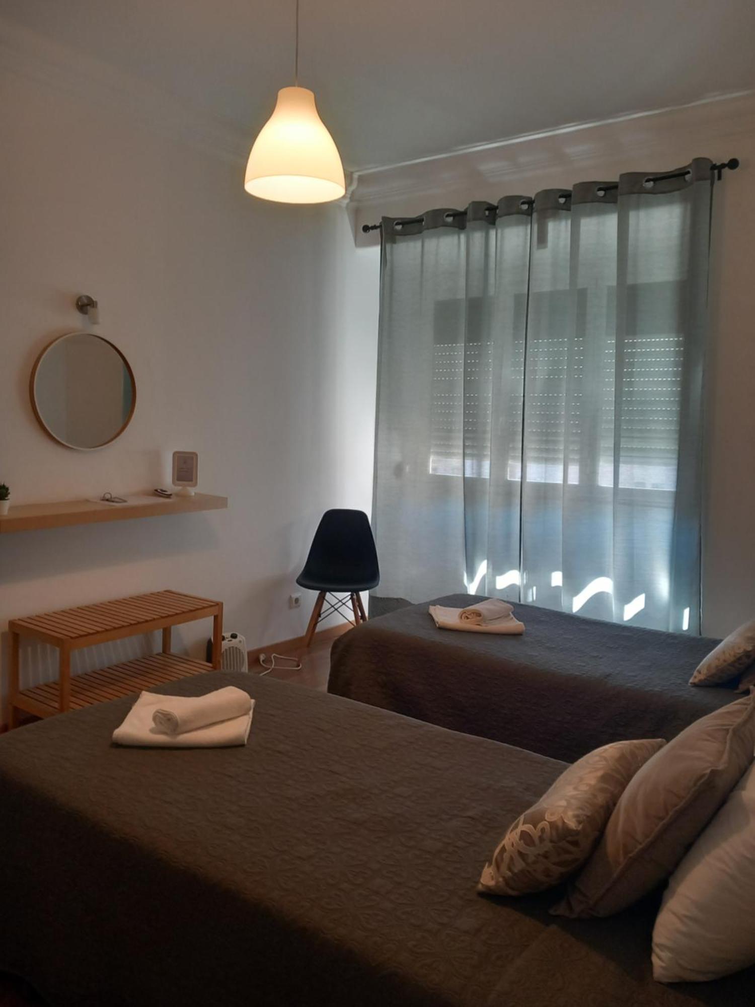 Quarto com 2 Camas de Solteiro e Banheiro Compartilhado